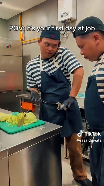 First day mode: copy-paste everything the seniors do. 😂 #rasadewata #restobali #rekomendasirestobali #balifoodies #fyp #tren