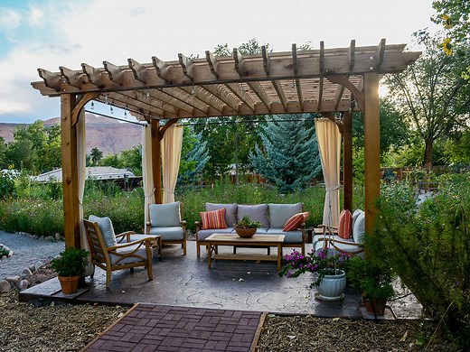 Pergola aus Holz selber bauen - Überdachung für Ihre Terrasse