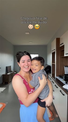 KEYLA RAYSA🌸 on Instagram: "Meu filho está vivendo a fase da compreensão. Ele já entende quando a mamãe pede, começa a ajudar, a obedecer e a demonstrar cuidado nas pequenas atitudes do dia a dia. Não é sobre perfeição, é sobre aprendizado, amor e construção. Cada gesto dele me mostra que estou no caminho certo como mãe.#mae #filho #rotinademãe"