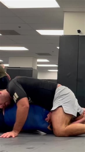 BJJ Single Leg Defense: Sprawl & Head Control BJJ single leg ground defense: sprawl and control head aka threaten guillotine (head & arm choke). Head & arm control creates sprawl leverage #realizebjjlife #grappling #mma #jiujitsu #crystalnadeaubjj #crystalnadeaumma