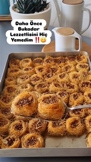 evimden_yemekler on Instagram: "KADAYIF SEVENLER BU TARİFİ ÇOK SEVECEK‼️😋 MALZEMELER 750 Gr kadayıf 150 Gr tereyağı Yarım çay bardağı sıvıyağ 1 Bardak ceviz ŞERBETİ İÇİN 4 Bardak su 4 Bardak şeker Bir dilim limon ✅️ Şeker su ve limonu tencereye alalım kaynamaya başladıktan sonra orta ateşte 20 dakika daha kaynatıp soğumaya bırakalım ✅️ Eritilmiş tereyağı ve sıvıyağı kadayıfın üzerine döküp kadayıfların her tarafını güzelce yağlayalım ✅️ Videoda görüldüğü gibi şekil verelim ✅️ Önceden ısıtılmış 