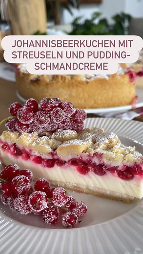 💫 Johannisbeerkuchen mit Streuseln und Pudding-Schmandcreme 💫Backofen auf 180 Grad O/U vorheizen und eine 26er Springform komplett einbuttern 💫500-600 g rote Johannisbeeren waschen und Beeren vom Stiel entfernen 🔖Streusel 220 g Mehl 125 g kalte Butter 80 g Zucker 2 TL Vanillezucker 💫daraus Streusel kneten (TM 30 Sek/ Stufe 6) umfüllen und zur Seite stellen 🔖Boden 125 g Butter 80 g Zucker 220 g Mehl 1 TL Vanillezucker 1/2 Pack Backpulver 💫alles verkneten ( im TM 30 Sek/Stufe 6) 💫Teig in d