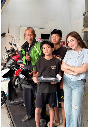 Kelanjutannya: Pak Ahmad sudah tidak naik sepeda ontel lagi🩵 Di dunia yg singkat ini,semoga mereka yang rezekinya mudah memperingan mereka yg rezekinya sulit. Harta tidak dibawa M4TI,tapi pahala yg kita lakukan di dunia itulah yg kita bawa sampai ke akhirat. By : team KC dan malaikat2 di tiktok