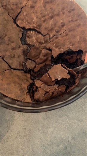 Lise Apelthun | SPISE LISE | Mat, oppskrifter og restauranter on Instagram: "Brownie pudding 🍫 Denne oppskriften er av Ina Gartens, her den oversatt og konvertert: Ingredienser * 226 g smør * 4 store egg * 400 g sukker * 85 g kakao * 60 g hvetemel * 1 ts vaniljesukker (evt Frø fra 1 vaniljestang) * Vaniljeis til servering (valgfritt) Fremgangsmåte 1. Forvarm ovnen til 160 °C. Smør en ildfast form. 2. Smelt smøret, og la det kjøle seg litt. 3. Pisk egg og sukker til eggedosis (5-10 min) 4. Sikt 