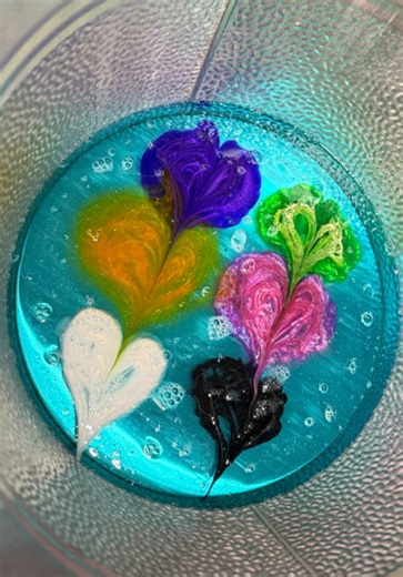 When the world is on fire, the to-do list is laughing at you, & your patience has officially clocked out… welcome back to the sink w/ TiredAzAMotha 😌🧽 This is my totally healthy coping mechanism: aggressively squeezing sponges instead of screaming into the void. Today’s episode features some heartfelt Dishsoap art — yes, there were hearts, no they did not survive, but like us… still pretty & still showing up. Add in a few yummy powder bombs because subtlety is overrated, & you’ve got stress re