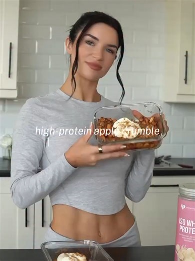 your new go-to breakfast recipe unlocked 🙌 recipe: - 5 whole red apples - 2 tbsp honey * 2 tbsp ground cinnamon * 2 tbsp stevia or alternative sweetener * 120g oats * 60g whey vanilla protein #womensbest #recipe #breakfast @caroline_omahony