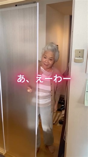 神戸のキム兄ぃ| DIY on Instagram: "今回は実家のリビングの間仕切りを作りました。 今まではバーチカルブラインドで仕切られていましたが、 経年劣化で空き空きになっていたので 全部外しました。 カーテンレールだけは残して、代わりにLVという建材（30x40）で 組立てました。 あまり強力過ぎない両面テープで床は固定。 天候の枠は３本の柱で、キツめに突っ張れば固定できます。 枠組みだけはビスでしっかり固定。 ポリカーボネイトは無茶軽量なので取り付けも楽、 取り付ける枠は10mm角の紐を回してくぎで固定しました。 出入り口はお得意のカーテンレールで吊り下げて、スライド式。 開け閉めも軽くて、楽ちんです。 総額：20000円くらいで出来ました。 これで寒い冬もあったかく仕切れて、オカンもよろ昆布でしょう。 #リビング間仕切り #飲食店屋台 #激安DIY #ハンドメイド #クラフト #簡単DIY #インテリアDIY #エコDIY #リサイクルアート #DIYプロジェクト #季節のDIY #DIYアイデア #屋台のDIY #DIY屋台 #手作り屋台"