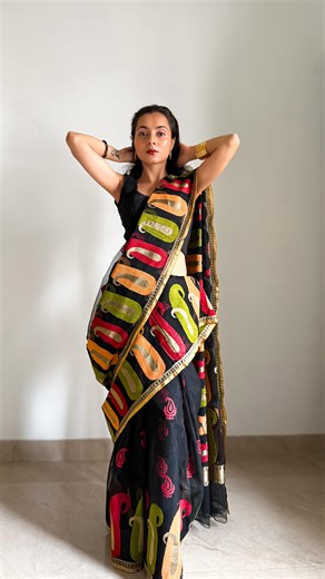 𝐀𝐫𝐜𝐡𝐞𝐞 | Saree Drapes on Instagram: "Save this unique saree draping tutorial for later ♠️ | Vinatge saree but make it chic… ♠️ Pure silk saree of the day- is a vintage netted georgette jamavr in deep black base, embellished with huge mangas on the borders and pallu. The saree drapes like butter and sits so well, you won’t notice any bulkiness. ♠️ How I draped this saree- ♠️ Started like a regular nivi style drape and split the bottom pleats in half