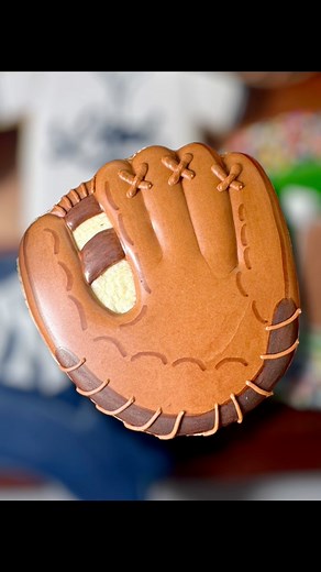 29K views · 211 reactions | Baseball glove!!!朗✨ I rarely ever use edible markers!! But I’m so glad I do for these!!! It worked perfect!!殺❤️. #baseball #baseballseason #royalicingcookies #satisfyingvideos #calming #oddlysatisfying #satisfying #texasbaker #birthday #royalicingcookies #baseballglove #glove #cookies | The Flour Child cookies | Facebook