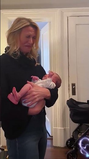 Grandparents meet their grandchildren for the first time 🥰🥰#grandfather#grandma#granddaughter#fyp