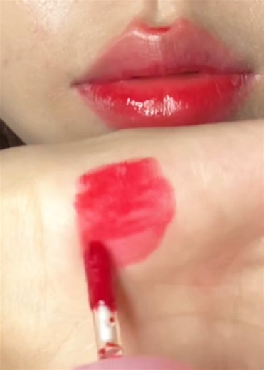 ลิปทิ้นน้ำmufy คลอดเเล้วววว ทาได้ทั้งเเก้มตาปาก เเค่เบอร์เเรกก็สีสวยจึ้งสุดๆ กลิ่นหอมละมุนมาก #มูฟี่ #mufy #ทินต์โซดา #ลิปมูฟี่ #ลิปทิ้น