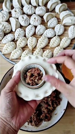This dumpling folding will blow your mind 🤯