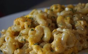 MAKARONE SA SIROM: Za bolji ukus kuvajte testeninu u bujonu, a u umak dodajte senf