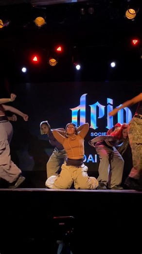 Zahi Hiasche on Instagram: "@ladripsociety x @daianaciri 🌀 mi humilde aporte a este cuadro del amor. no hay nada mas placentero que subirse a un escenario a representar un movimiento q tanto nos identifica. gracias dai y compis x esto 🥺🫀"