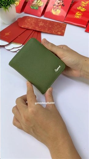 Mini bifold wallet for women who love simplicity and dynamism.
