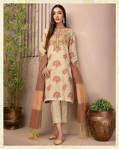Get your hands on this subtle ensemble featuring sumptuous color palette and meticulous embroidery! Available in-stores and online. Rs. 5,999 - 3 Piece Embroidered Jacquard Suit - U1358SU: Red Shop red suit here: https://bit.ly/3e5GRge #Limelight #LimelightUnstitched #LimelightCambricUnstitched #LimelightTrends | Limelight