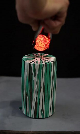 Bola besi 1000°C vs Karet gelang