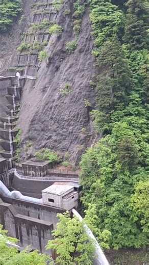 黒部渓谷トロッコ電車・出し平ダム放水