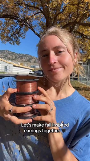 Onyx Copper Earrings 🖤🍂☀️ I have not made any black crystal earrings, but I am in love with how the copper and Onyx contrasted each other in these earrings!🥹 I especially love those two little beads woven in the top and bottom of the frame! At first I thought I was going a little bit overboard, but I think it all coalesced nicely in the end :) These earrings will be available this Saturday (tomorrow!) along with several other earrings, a few pendants, and some rings! 💍🌞 • • • • • #handmadej