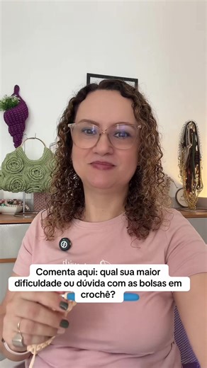 Você já faz bolsas em crochê? Ou quer começar? Deixa aqui um comentário com sua dúvida ou sugestão de vídeo! 🧶🩷 #crochepassoapasso #comofazercroche #bolsasdecroche ##crochetbags