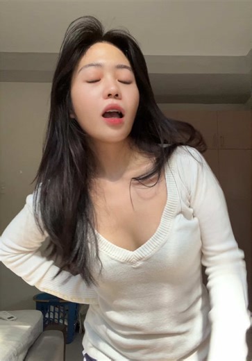 Creepy Smile Girl: Memorable Faces and Reactions