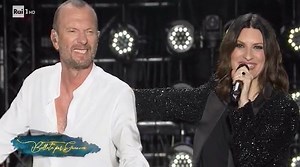 Un medley dei loro più grandi successi per questa serata di solidarietà Laura Pausini e Biagio Antonacci Donate al 45585 📱☎️ #BallataPerGenova #Rai1 | Rai1