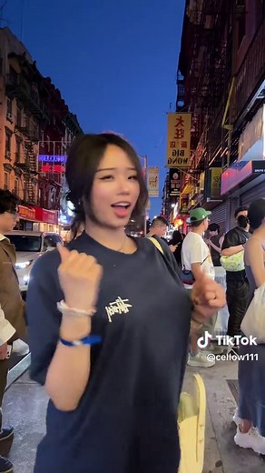 Annie Zheng (@cellow111)’s video of nasir clown dancing