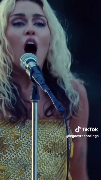 “The Climb” holds a special place in my heart 💛 #theclimb #mileycyrus #livemusic #music