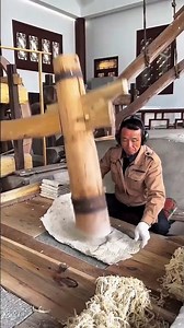 Hammering Natural Fibers to Create Classic Xuan Paper - Good tools and machinery make work easy