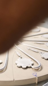 🌼 La medaglietta per il tuo cane più amata! 🇮🇹 La margherita MyFamily è creata con passione nella nostra manifattura per offrire stile e sicurezza. 100% Made in Italy 🎨 Incidi gratuitamente la medaglietta con il nome del tuo pet 📦 Spedizione gratuita | MyFamily