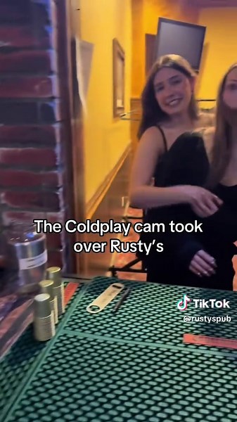 Don’t worry nobody’s getting divorced 🥸 #rustyspub #barlife #fyp #surreybc #countrymusic #bartending #nightlife #coldplayaffair #coldplayconcert