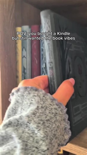 Send this to a book girly who hates kindles!🤭📖#kindle #bookcover #kindleaccessories #kindlecase #kindlegirlie
