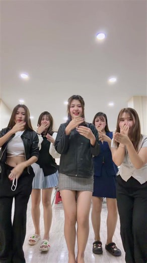 ချောလေးတွေနဲ့ လှပတဲ့ သီချင်း သကာချင့်