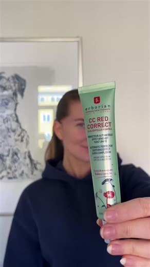 24K views · 18 reactions | Har du testet den virale CC Red Correct fra erborian? Denne grønne kremen forvandler seg til en lett dekkende base som nøytraliserer rødhet, jevner ut hudtonen og gir en naturlig glød – helt uten å føles tung på huden. Perfekt alene eller under sminke. Et must-have i sminkerutinen for en jevn, frisk og balansert hudtone! https://blvkr.no/0TERQ7 | Blivakker.no | Facebook