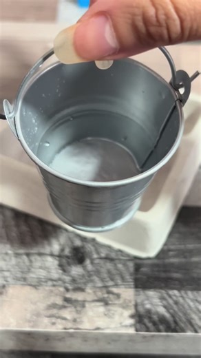 Probando jabón Zote azul en el lavadero de juguete