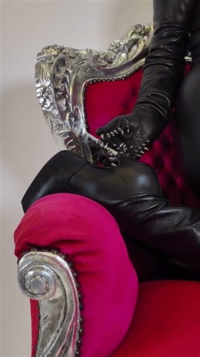 Opera-Length Leather Gloves #fashion #trends #leather #highboots