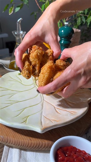 Pregatiti-va servetelele, o sa va lase gura apa! Pui crocant, rumenit perfect si plin de gust. Usor de pregatit si super delicios. Fiecare muscatura este o bucurie. Ne apucam de treaba? 📝Lista ingrediente: - 700 g de aripioare de pui; - 500 g de muschiulet de piept de pui; - 500 g de faina alba; - 2 lingurite de sare; - jumatate de lingurita de piper; - 2 lingurite de praf de usturoi; - 2 lingurite de boia dulce (simpla sau afumata); - o lingurita de oregano uscat; - pentru crusta iute: o lingu