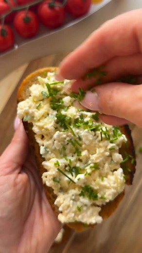 🥪POMAZÁNKA PLNÁ BIELKOVÍN 🥪 ▪️2 vajcia ▪️1 celý cottage syr ▪️30g nastrúhané goudy ▪️1/2 šalátovej uhorky ▪️soľ, čierne korenie ▪️jarná cibuľka Natvrdo uvaríme vajcia, tie ošúpeme a nastrúhame na strúhadle. K nastrúhaným vajciam pridáme nastrúhaný syr, celý cottage syr, soľ, čierne korenie a nastrúhanú šalatovu uhorku. Uhorku po nastrúhanú ešte predtým než ju pridáme k zmesy , zbavíme vody tým že ju stlačíme medzi dlaňami. Premiešame, opečieme ražny chlieb z oboch strán na olivovom oleji, nakr