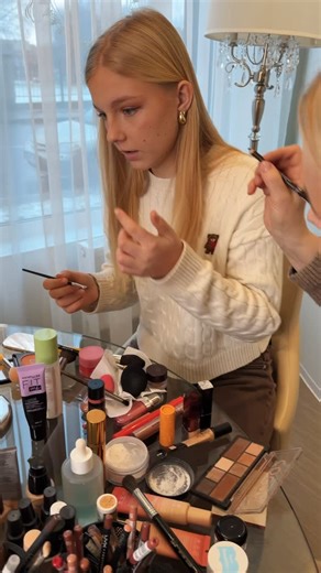 ✨ Paauglių veido priežiūros ir makiažo mokymai ✨ Paauglystė - metas, kai oda keičiasi, atsiranda klausimų, bandymų ir… klaidų 🙈 Būtent todėl GK Academy mokymuose mokome ne „užmaskuoti“, o suprasti savo odą 💛 🔹 Kas yra tinkama kasdienė veido priežiūra paaugliams 🔹 Kaip išsirinkti produktus pagal odos tipą 🔹 Higienos ir saugumo pagrindai 🔹 Natūralus, amžių atitinkantis makiažas sau 🔹 Daug praktikos, realių situacijų ir klausimų–atsakymų Mūsų tikslas: 🌿 ugdyti sąmoningą požiūrį į grožį 🌿 i