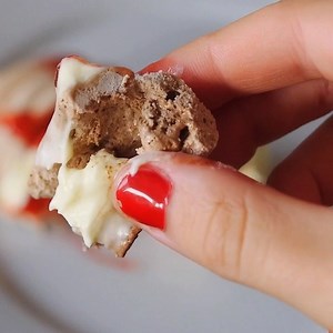 Do you struggle to get pavlovas crispy on the outside and marshmallow-y in the middle? 😥 Well, those days are over for "Alla's Yummy Food", showing how easy it is to make these chocolate mini pavlovas in the Cake Factory. https://bit.ly/2o6whv0 | Tefal