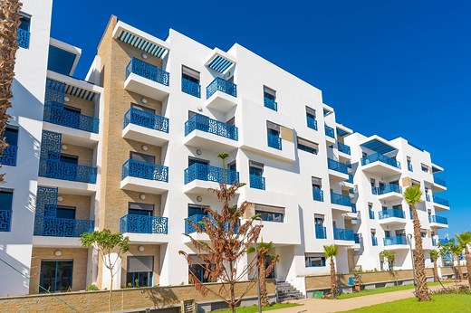Découvrez le plaisir de la vie balnéaire à Costa Mar ! À seulement 2 minutes à pied de la superbe plage de Martil 🌊 Réservez maintenant votre appartement et payez en été ‼️ Une avance de 30% est requise 🔐 ✔️ Appartements haut standing ✔️ Salon et 2 chambres ✔️ À partir de 1 150 000 DH Profitez de prestations exceptionnelles : ✔️ Piscines cristallines 🩳 ✔️ Parking souterrain 🚗 ✔️ Jardins et aire de jeux pour le bonheur des petits 🌊 La livraison de cette dernière tranche est immédiate 🤝🏻 Co