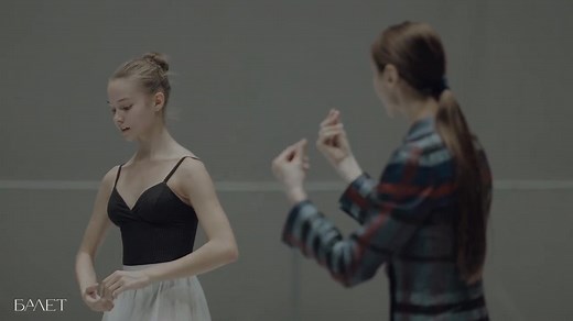 A Day with Moscow State Academy of Choreography Student Anna Bylkova At the beginning of December, the ballet world traditionally prepares for the Nutcracker season, and pre-New Year magic is born behind the scenes of the theaters. This year, first-year student of the Moscow Academy of Choreography Anna Bylkova will perform the part of Marie on the stage of the Educational Theater. On the eve of the winter holidays, we spent a day with the heroine within the walls of her alma mater and captured