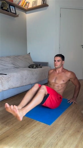 Floripa calistenia 🌴 on Instagram: "Seu corpo, sua academia ✅ Comenta “28” pra começar hoje o Desafio 28 dias de calistenia junto comigo 👇🏼 28 treinos guiados em vídeo de apenas 15min, em casa e sem equipamentos 🔥 E ainda com grupos para suporte e módulos bonus! #floripacalistenia #calistenia #treino #fitness shape"