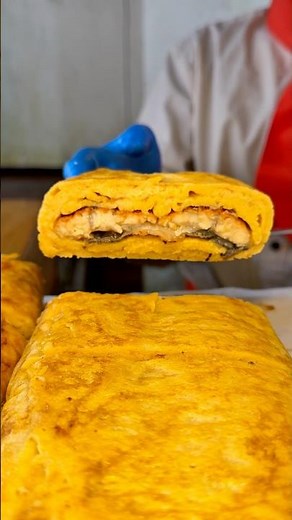 巨大な鉄板で焼き上げた卵焼きの中に鰻を丸ごと一匹入れた贅沢すぎる玉子焼き。ふわふわな卵焼きとふんわりとした鰻のコンビネーションが最高すぎた！