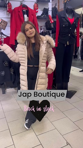 Le retour ultra cocooning chez JAP Boutique ! Découvrez notre manteau beige long à capuche bordée de fourrure, une pièce chaude, élégante et facile à porter au quotidien 🤍 Il allie style et confort, parfait pour cet hiver ! Disponible du S au XXL, directement en boutique 🛍️ 📍 Jap Boutique – Chaussée impériale 20, 6060 Gilly 🕓 Lundi au vendredi de 9h30 à 18h Samedi de 9h à 18h – Fermé le dimanche #JapBoutique #ModeHiver #ManteauFemme #LookChic #Gilly #Charleroi #Tendance2025 #FashionAddict #W