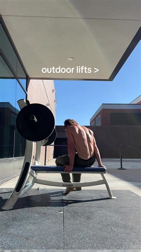 talk about 2 birds one stone… tanning & getting jacked at the same time