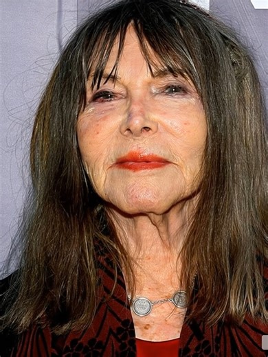 Can you guess who she is? 😲 This gorgeous actress was a 1950s icon but faced a 1️⃣2️⃣-year Hollywood ban. 😱 To stage her comeback, she opted for a facelift—a difficult decision that transformed her career. 😔 Now, in her 9️⃣0️⃣s, she’s happily married to a younger husband! 👀👉👉 Discover her name and amazing story in the top comment! ⬇️⬇️⬇️ | Love World