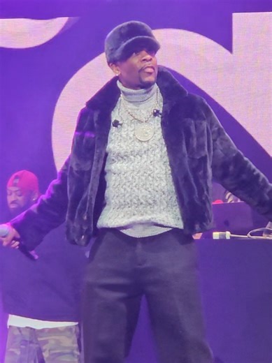 Keith Sweat performing