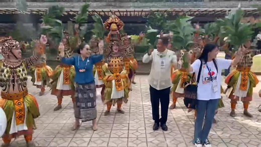 MAGELLAN’S CROSS REENACTMENT, ARCHIVAL DANCES WITH DELEGATES ASEAN 2026 delegates witnessed a historic reenactment of Rajah Humabon and Hara Humamay’s baptism at Magellan’s Cross on Wednesday, January 28, highlighting Cebu’s rich Catholic heritage. Cebu City Mayor Nestor Archival joined the celebration, dancing the traditional Sinulog alongside international delegates, giving guests a firsthand experience of the city’s vibrant culture. 🎥 Kaiser Jan Fuentes Get featured by messaging us at m.me/p