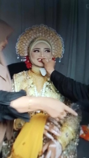 226K views · 1K reactions | Wati konep nikah na sih waura tada Bona tua pahuna padahal Kani make up tebal sih Pasti wunga nae lokona ke Ngerti mena lalopa nee Angi labo anggota wajib tabai uluna menana pon* sebelum dinikahi secara Syah @sorotan #pengantinnaelokoulu | Yeo Nutarhy Magaga Poda | Facebook